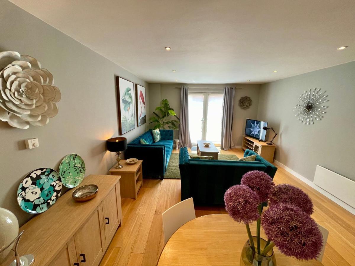 Stunning 2-Bed Town Centre Apartment - Hosted By Hutch Lifestyle Leamington Spa Bagian luar foto