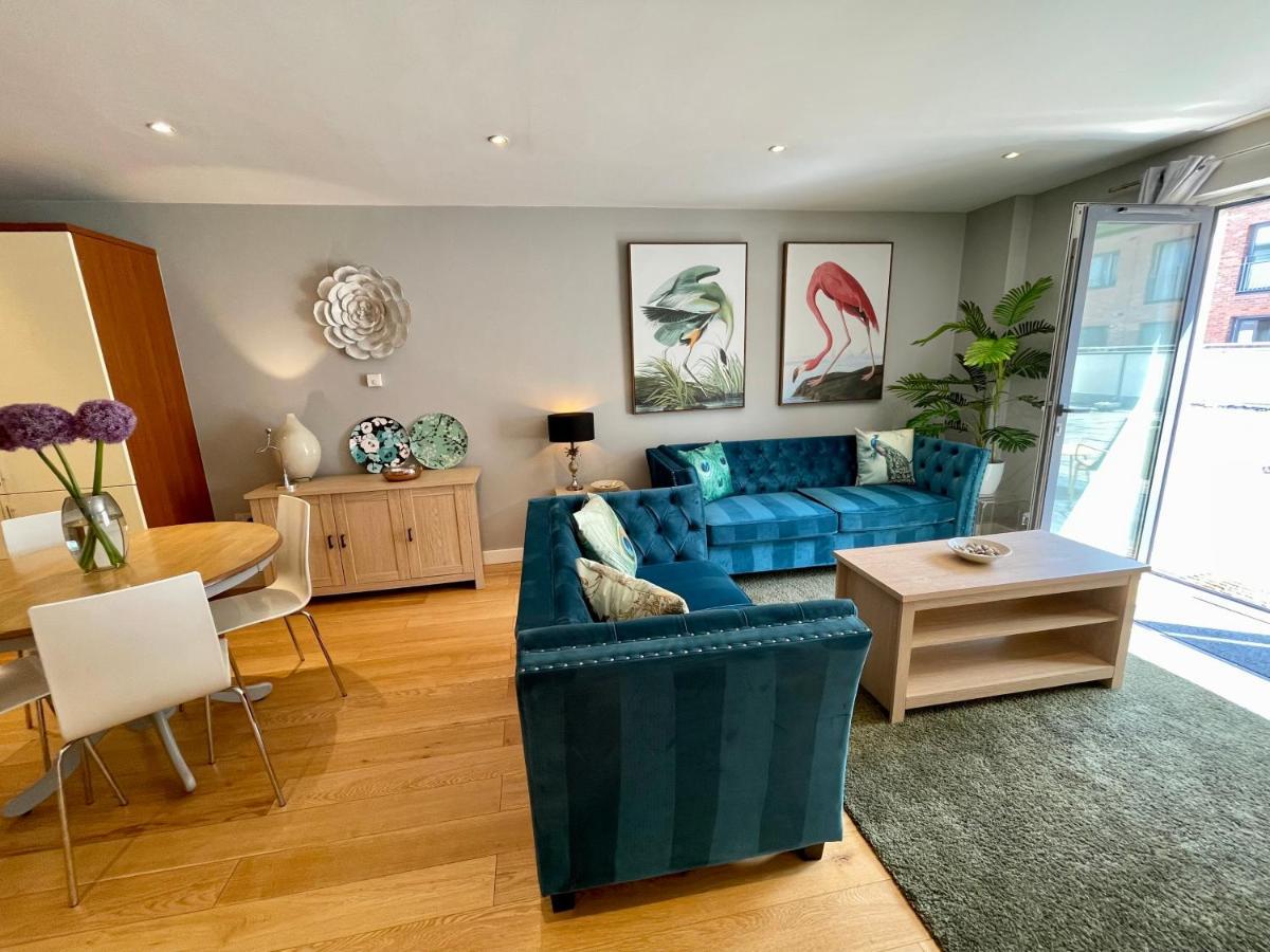 Stunning 2-Bed Town Centre Apartment - Hosted By Hutch Lifestyle Leamington Spa Bagian luar foto