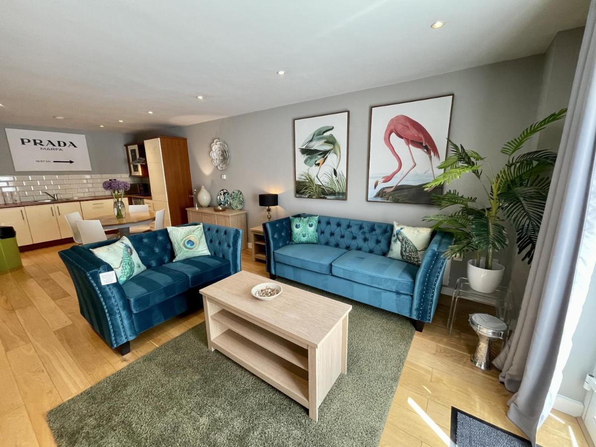 Stunning 2-Bed Town Centre Apartment - Hosted By Hutch Lifestyle Leamington Spa Bagian luar foto