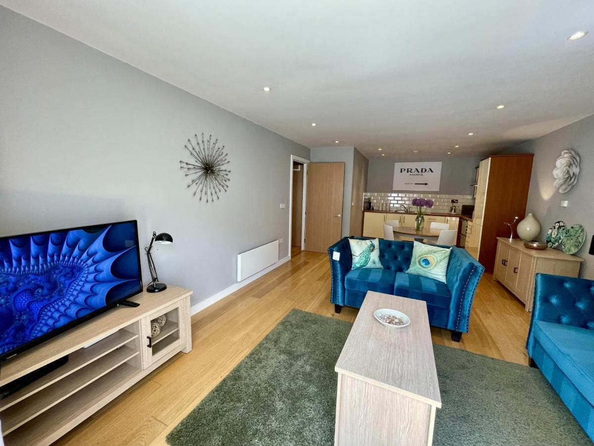 Stunning 2-Bed Town Centre Apartment - Hosted By Hutch Lifestyle Leamington Spa Bagian luar foto