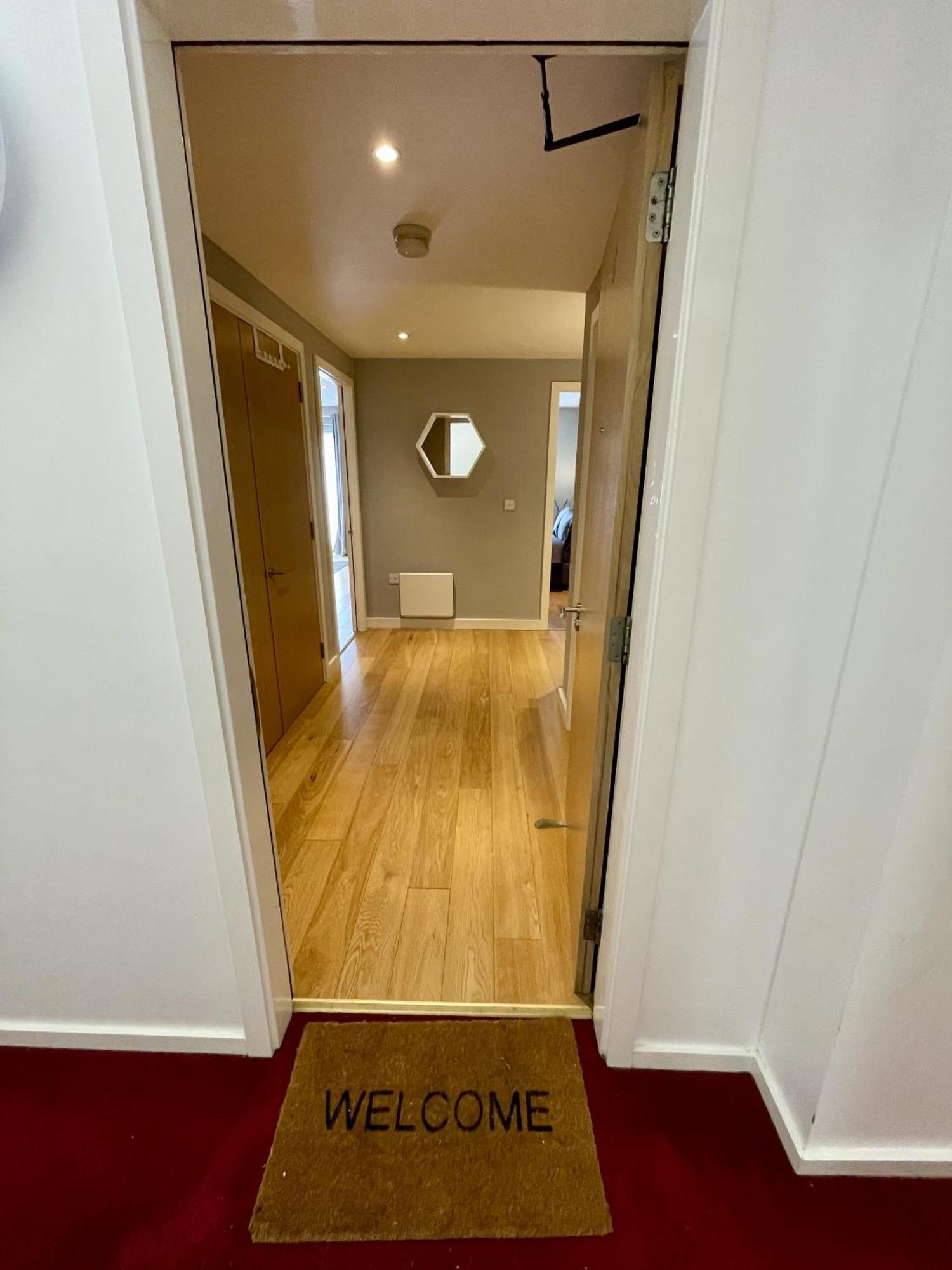 Stunning 2-Bed Town Centre Apartment - Hosted By Hutch Lifestyle Leamington Spa Bagian luar foto