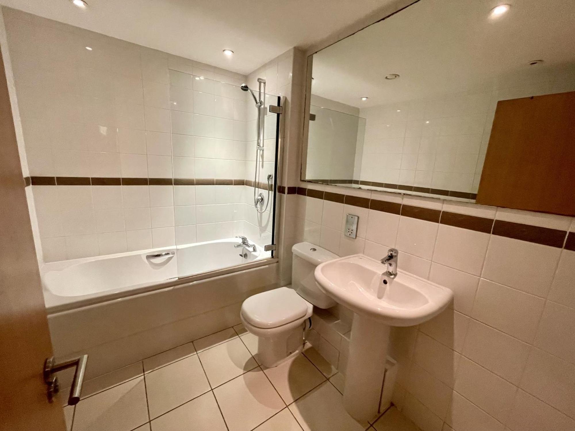 Stunning 2-Bed Town Centre Apartment - Hosted By Hutch Lifestyle Leamington Spa Bagian luar foto