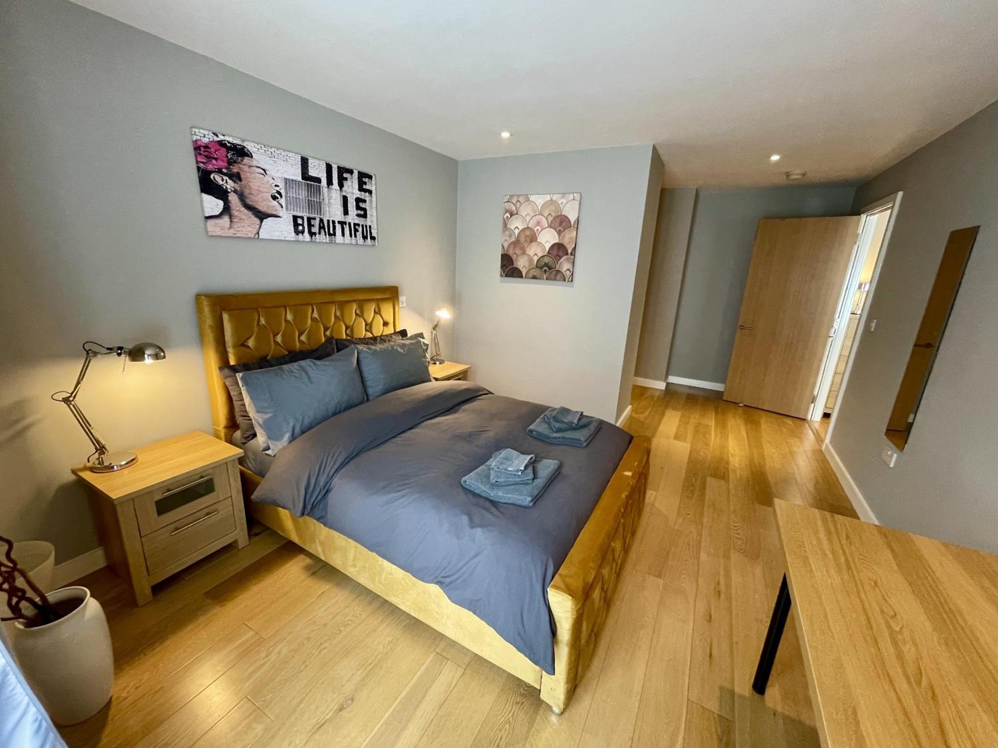 Stunning 2-Bed Town Centre Apartment - Hosted By Hutch Lifestyle Leamington Spa Bagian luar foto