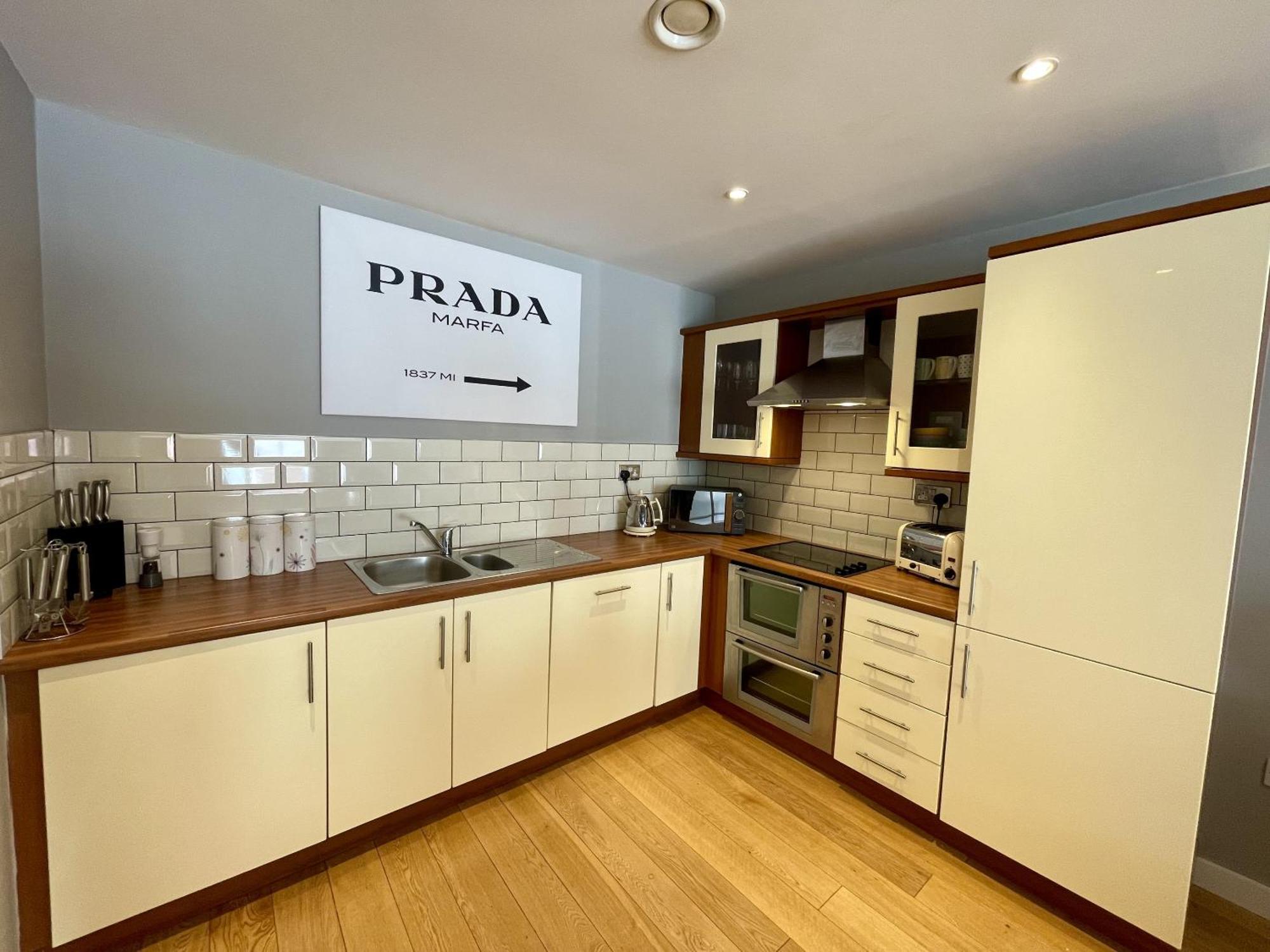 Stunning 2-Bed Town Centre Apartment - Hosted By Hutch Lifestyle Leamington Spa Bagian luar foto
