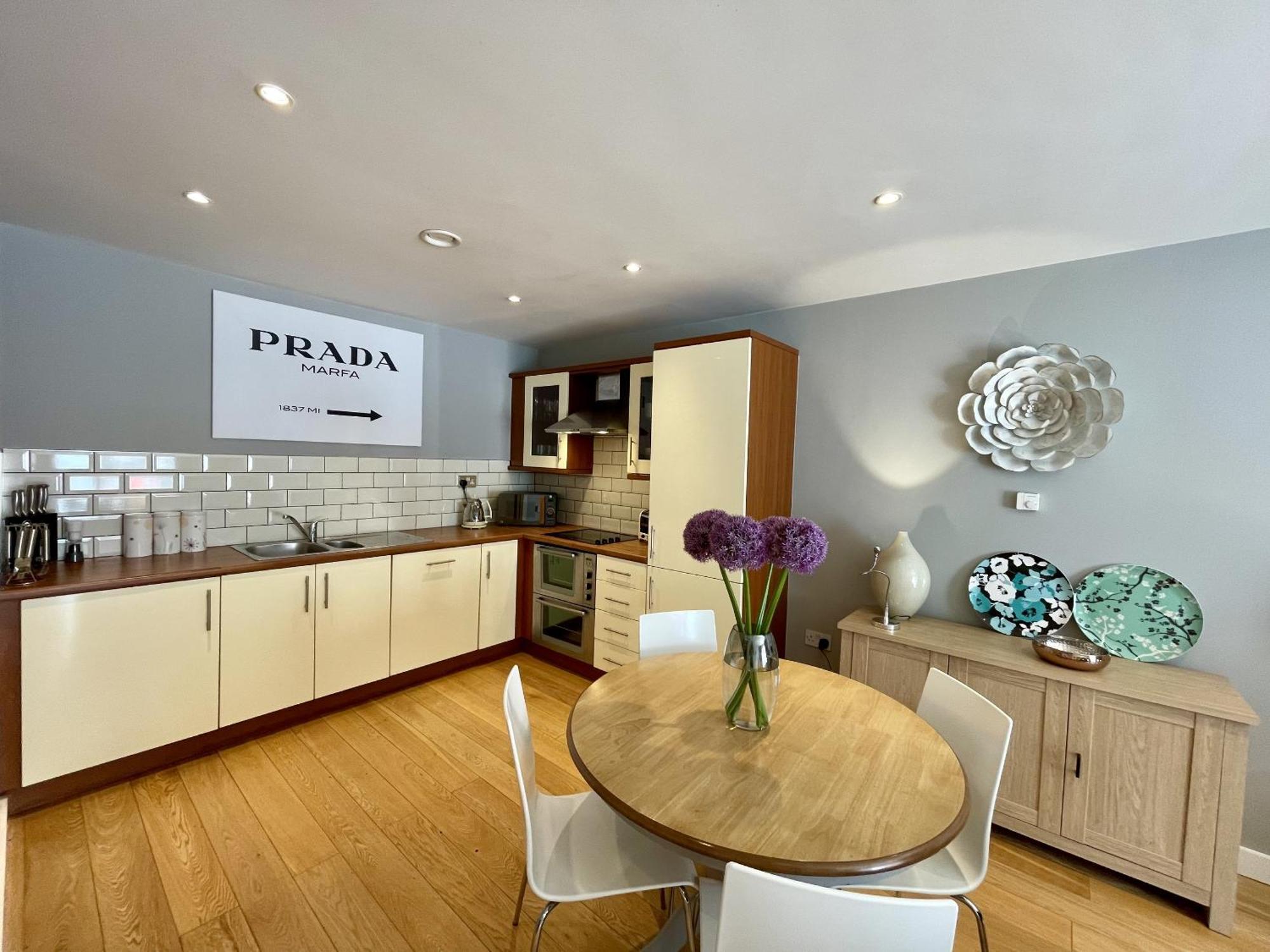 Stunning 2-Bed Town Centre Apartment - Hosted By Hutch Lifestyle Leamington Spa Bagian luar foto